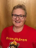 Kirsten Meyer lächelt in einem roten Brandbären-Shirt